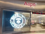 廣州天環(huán)廣場(chǎng)Aape門(mén)店圓形透明led顯示屏