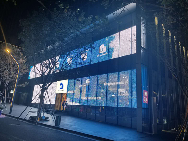 深圳P50格柵透明屏項(xiàng)目由上海智彩科技設(shè)計(jì)、安裝